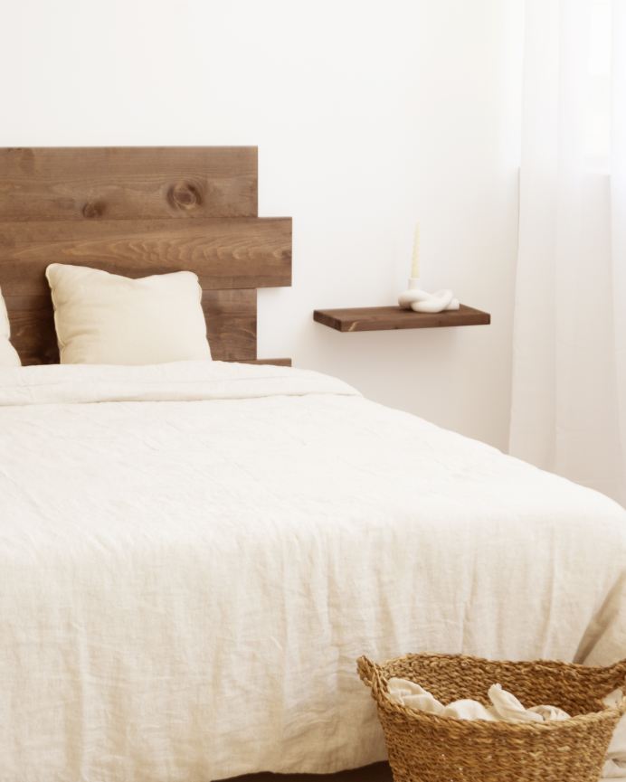 Pack de 2 mesitas de noche de madera maciza flotante en tono nogal de 45cm
