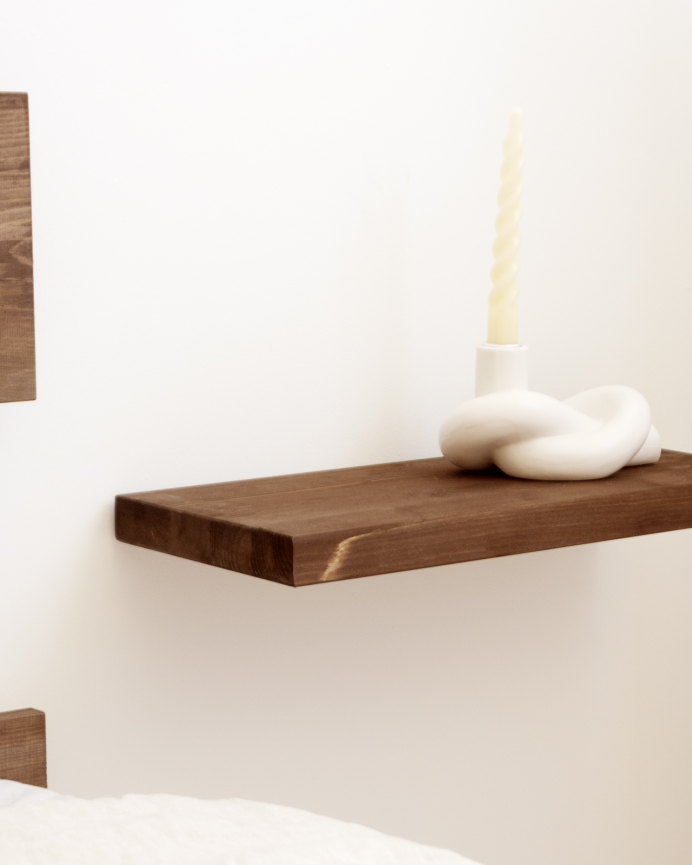 Pack de 2 mesitas de noche de madera maciza flotante en tono nogal de 45cm