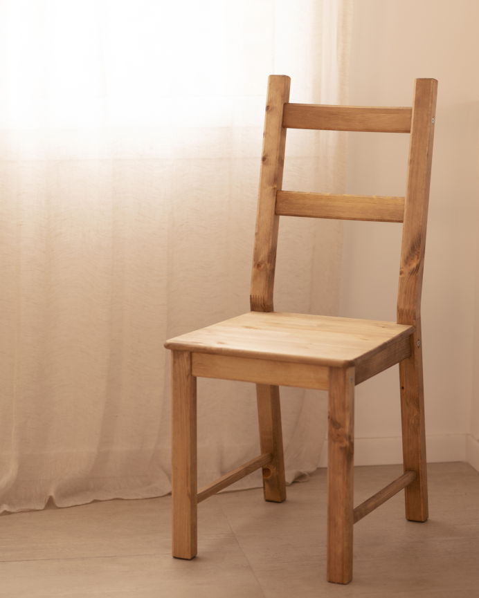 Silla de madera natural de pino maciza en tono roble oscuro de 95x41cm