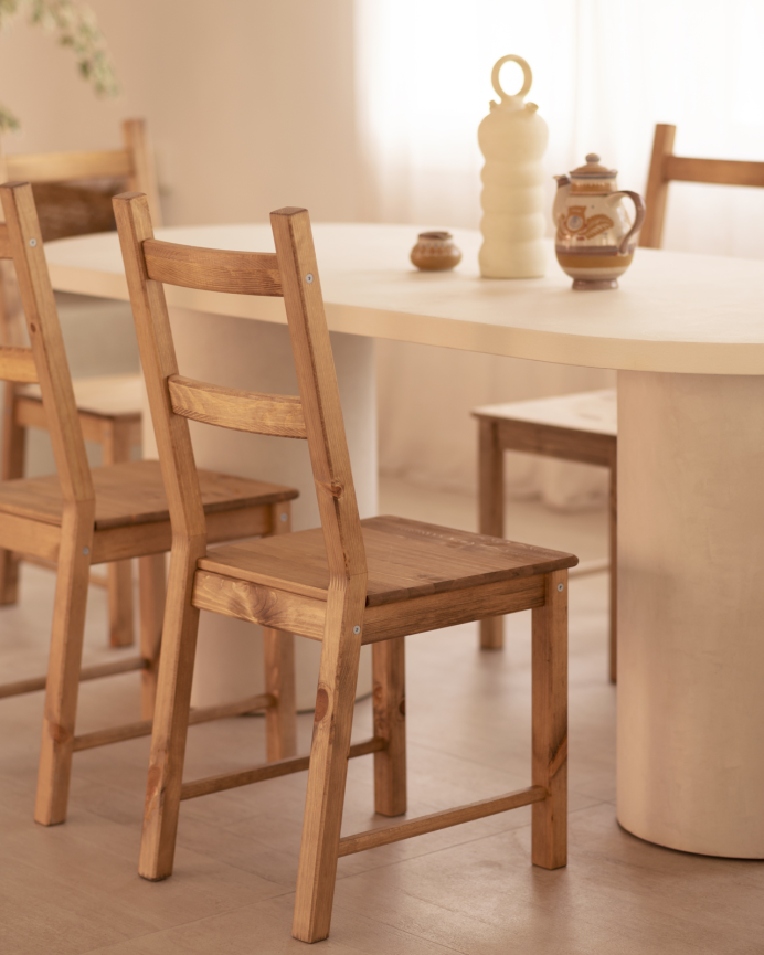 Silla de madera natural de pino maciza en tono roble oscuro de 95x41cm