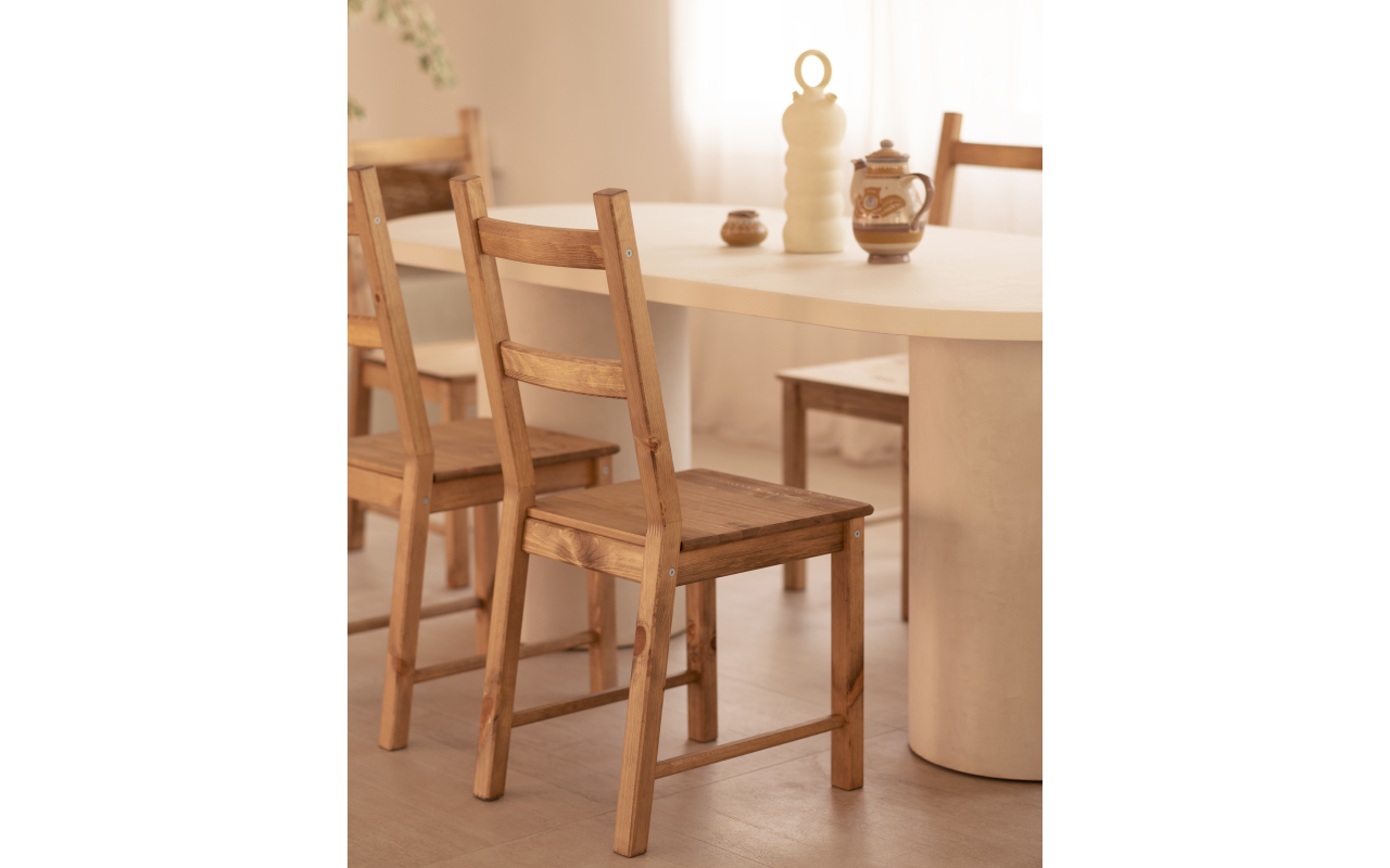 Silla de madera natural de pino maciza en tono roble oscuro de 95x41cm