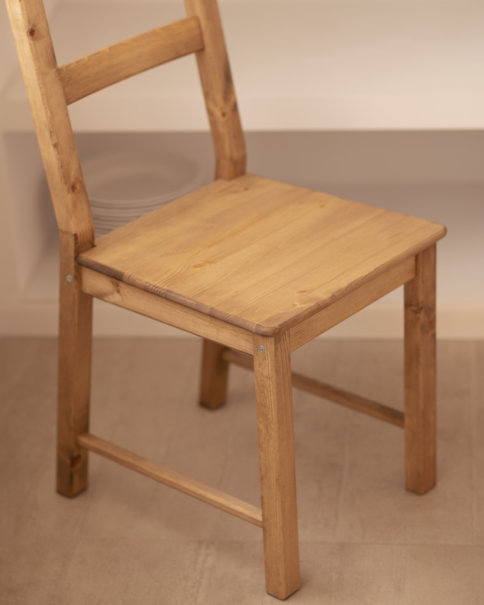 Silla de madera natural de pino maciza en tono roble oscuro de 95x41cm