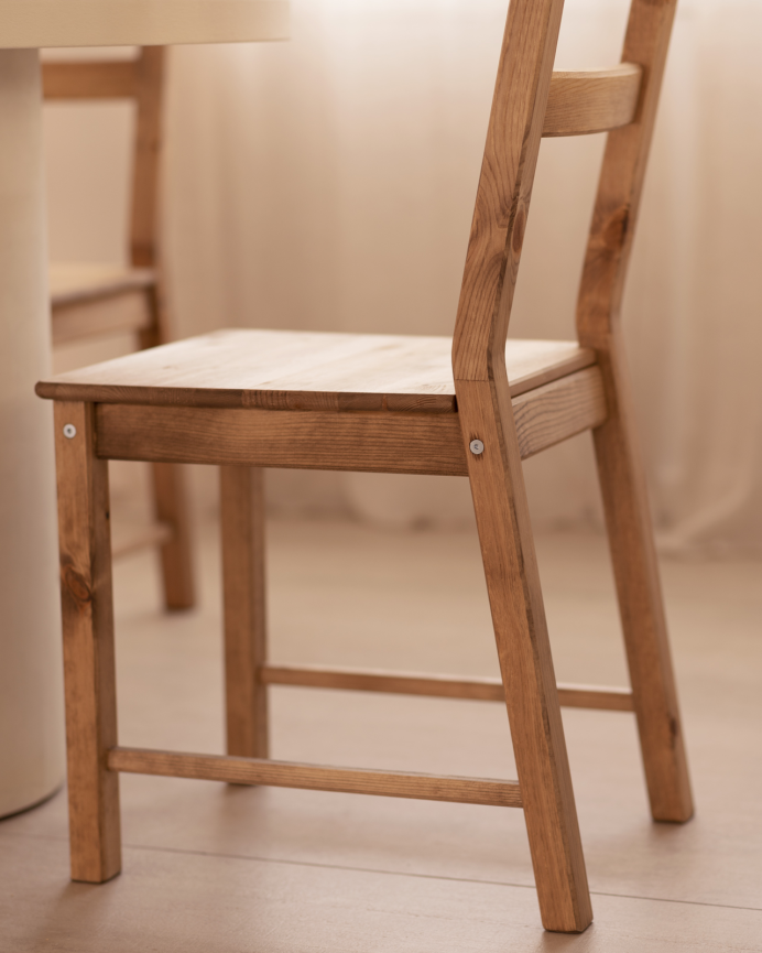 Silla de madera natural de pino maciza en tono roble oscuro de 95x41cm