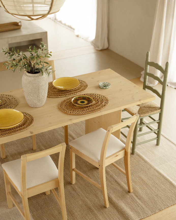 Silla de madera maciza y asiento tapizado beige de 83cm