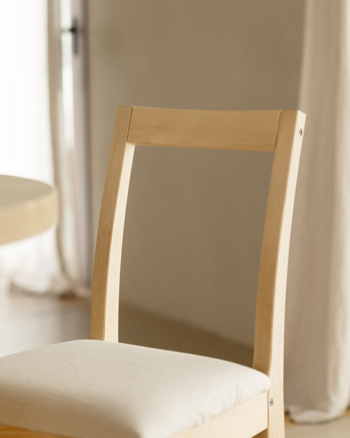 Silla de madera maciza y asiento tapizado beige de 83cm