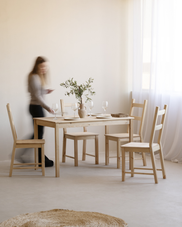 Silla de madera maciza de pino en tono roble medio de 95cm