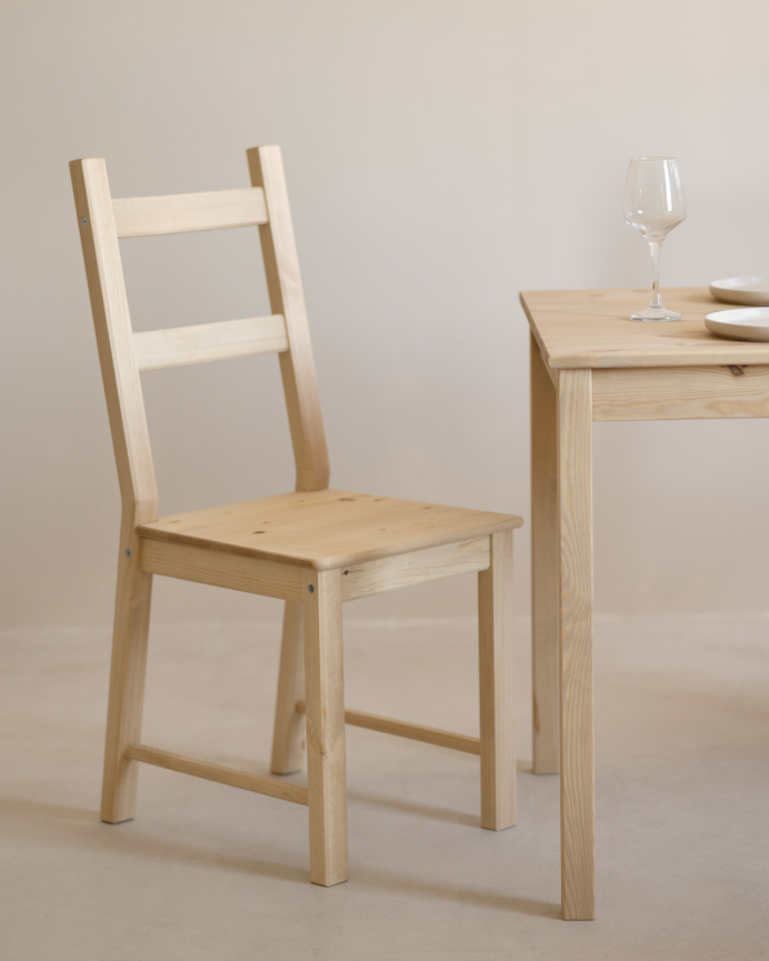 Silla de madera maciza de pino en tono roble medio de 95cm
