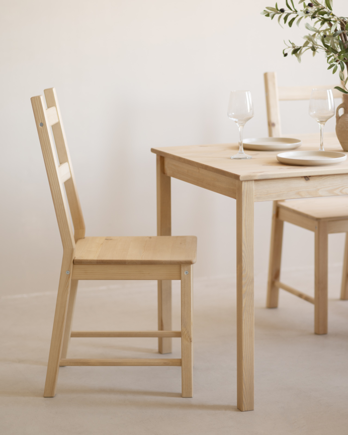 Silla de madera maciza de pino en tono roble medio de 95cm