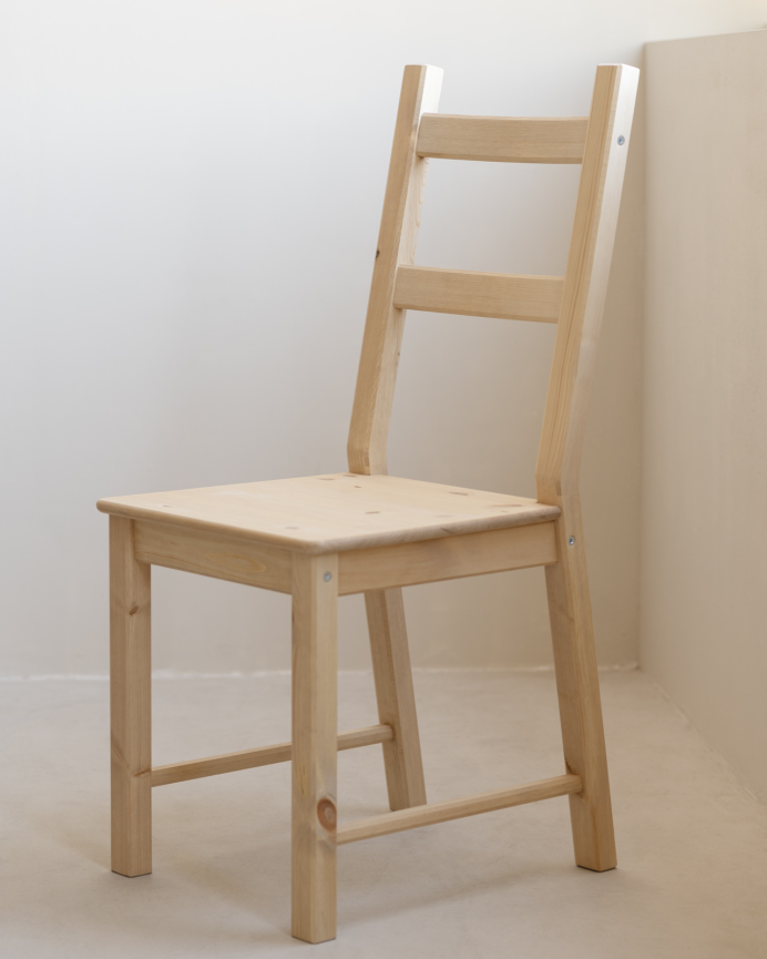 Silla de madera maciza de pino en tono roble medio de 95cm