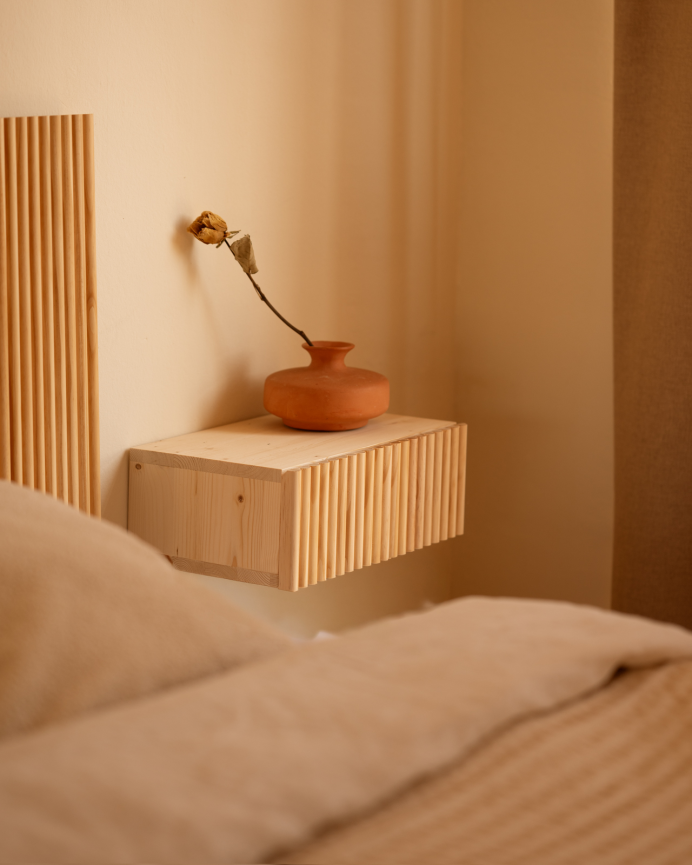 Mesita de noche de madera maciza flotante en tono natural de 40cm