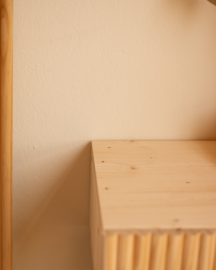 Mesita de noche de madera maciza flotante en tono natural de 40cm