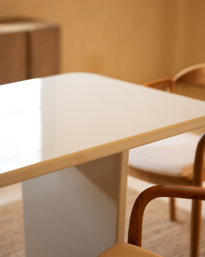 Mesa de comedor de madera maciza de laca brillo en tono blanco roto de varias medidas