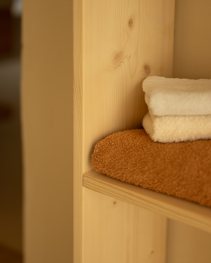 Estanteria de madera maciza en tono natural con 4 estantes