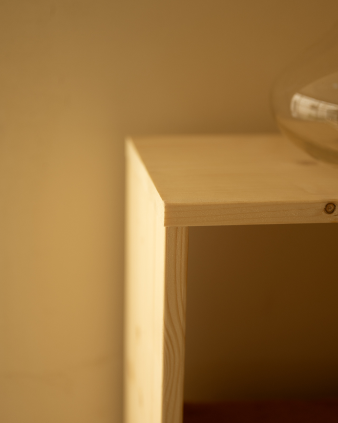Estanteria de madera maciza en tono natural con 3 estantes