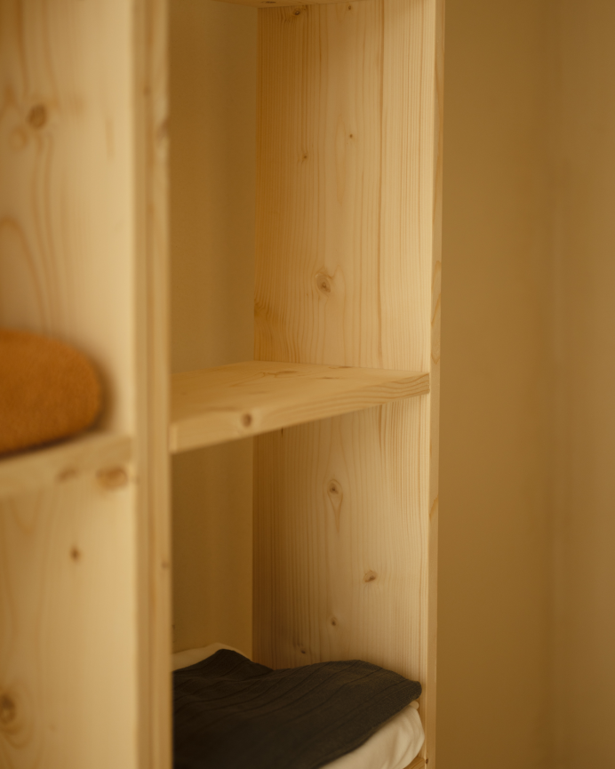 Estanteria de madera maciza en tono natural con 3 estantes