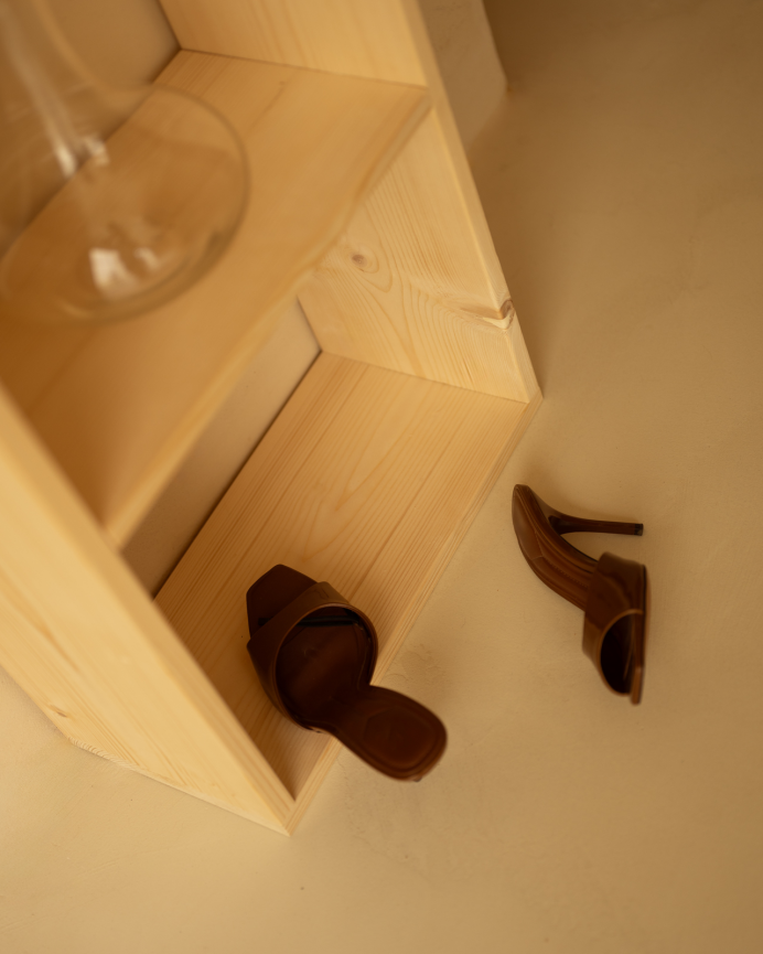 Estanteria de madera maciza en tono natural con 3 estantes
