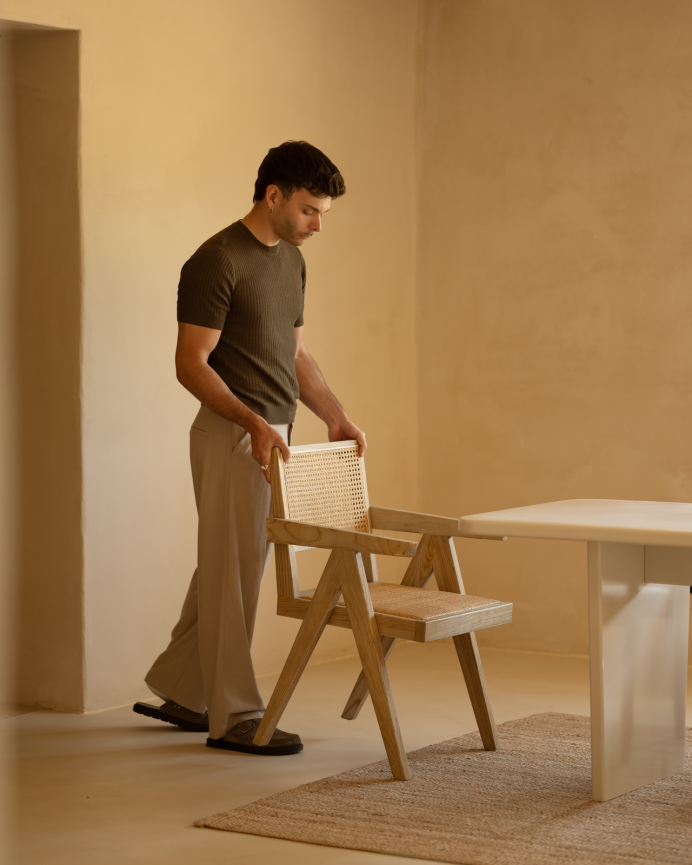 Sillón de madera de olmo con asiento y respaldo de cannage tono natural de 86x57cm