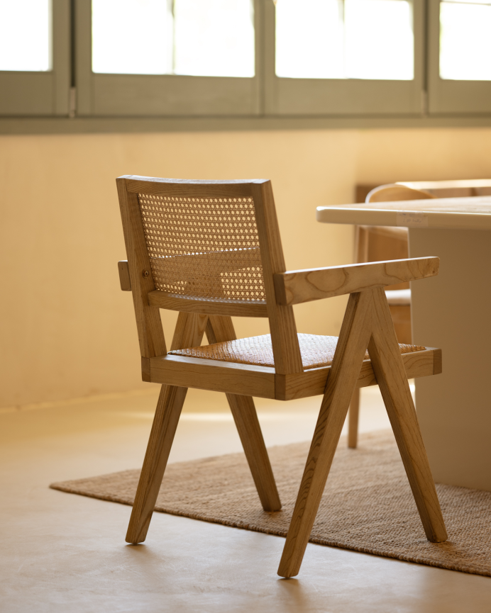 Sillón de madera de olmo con asiento y respaldo de cannage tono natural de 86x57cm