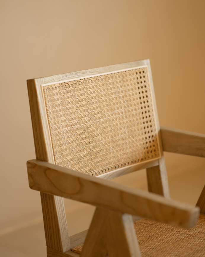 Sillón de madera de olmo con asiento y respaldo de cannage tono natural de 86x57cm
