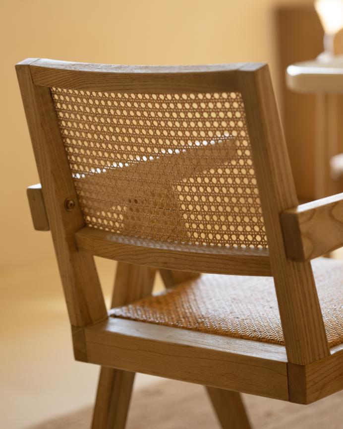 Sillón de madera de olmo con asiento y respaldo de cannage tono natural de 86x57cm