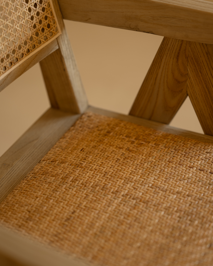 Sillón de madera de olmo con asiento y respaldo de cannage tono natural de 86x57cm