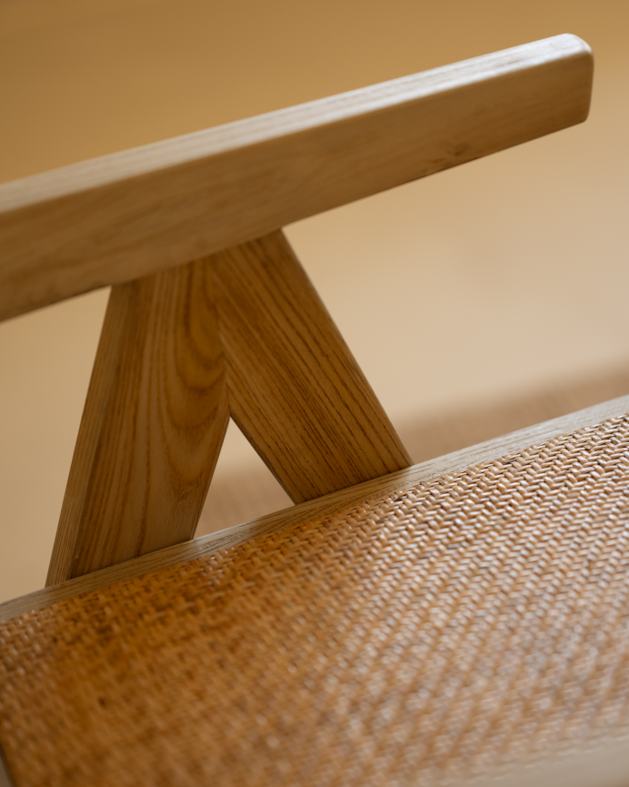 Sillón de madera de olmo con asiento y respaldo de cannage tono natural de 86x57cm