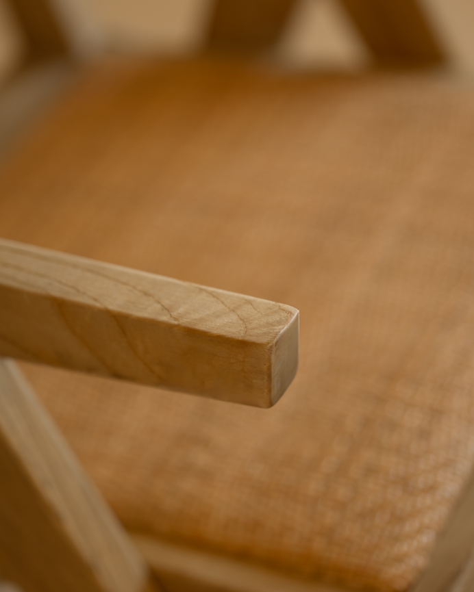 Sillón de madera de olmo con asiento y respaldo de cannage tono natural de 86x57cm