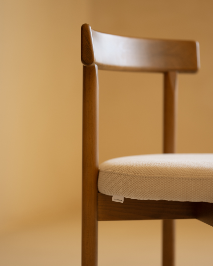 Silla de madera de haya con asiento tapizado color blanco de 75x38cm