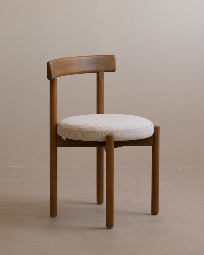 Silla de madera de haya con asiento tapizado color blanco de 75x38cm