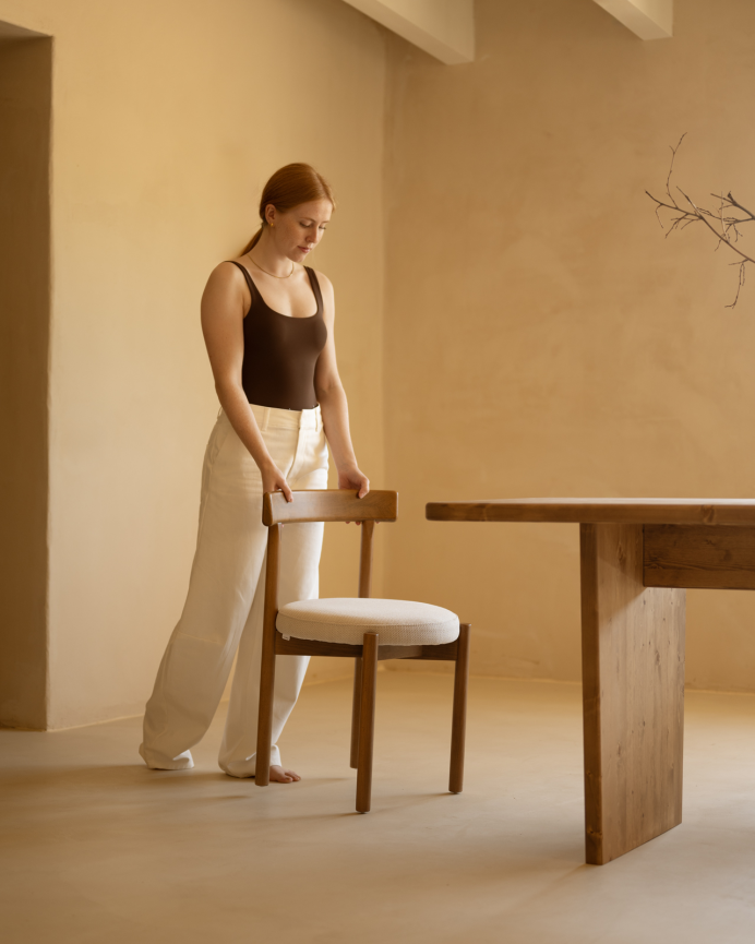 Silla de madera de haya con asiento tapizado color blanco de 75x38cm