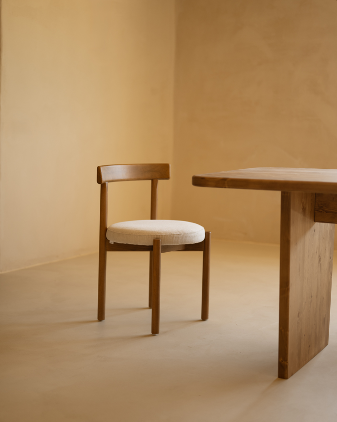 Silla de madera de haya con asiento tapizado color blanco de 75x38cm