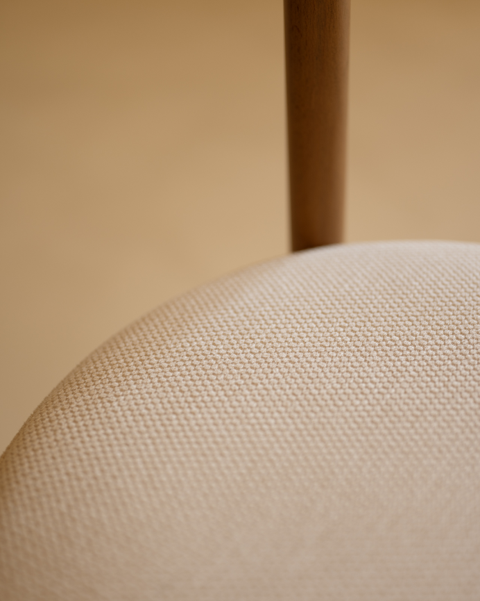 Silla de madera de haya con asiento tapizado color blanco de 75x38cm