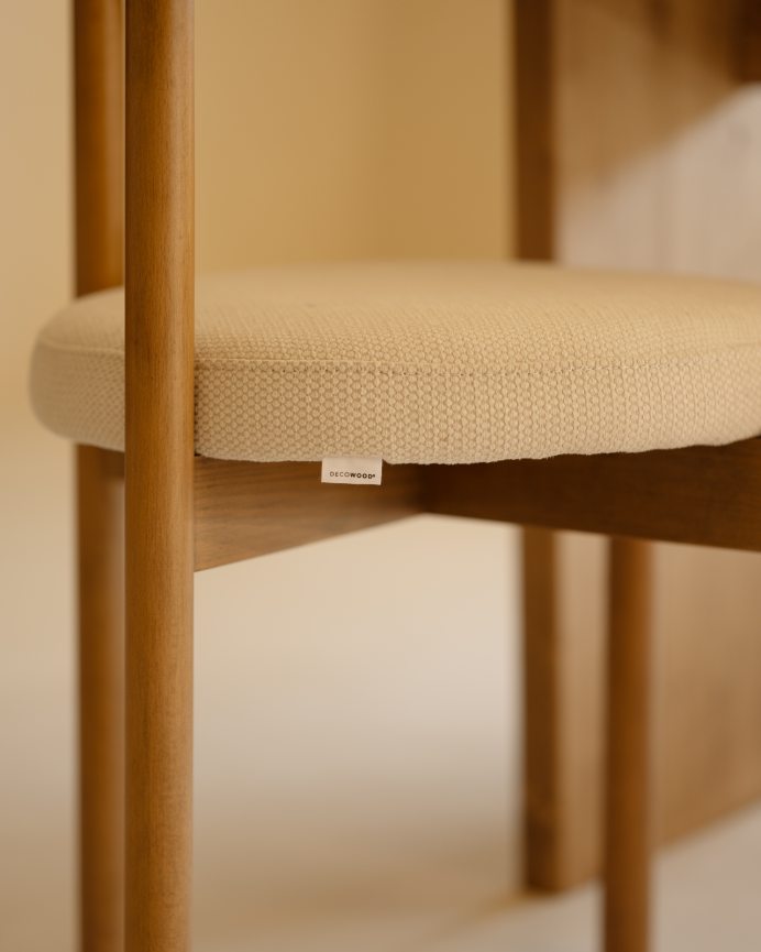 Silla de madera de haya con asiento tapizado color blanco de 75x38cm