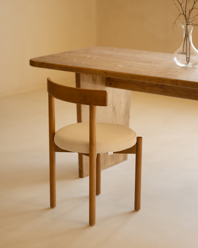 Silla de madera de haya con asiento tapizado color blanco de 75x38cm