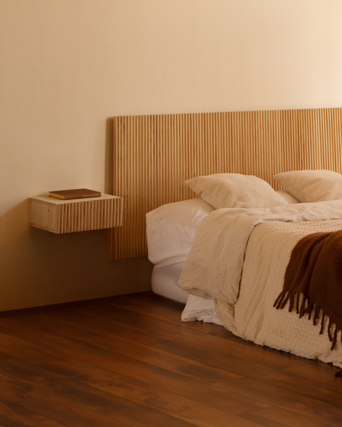 Mesita de noche de madera maciza flotante en tono roble medio de 40cm