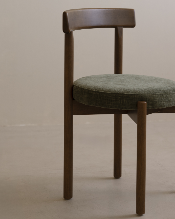 Silla de madera de haya con asiento tapizado color verde de 75x38cm