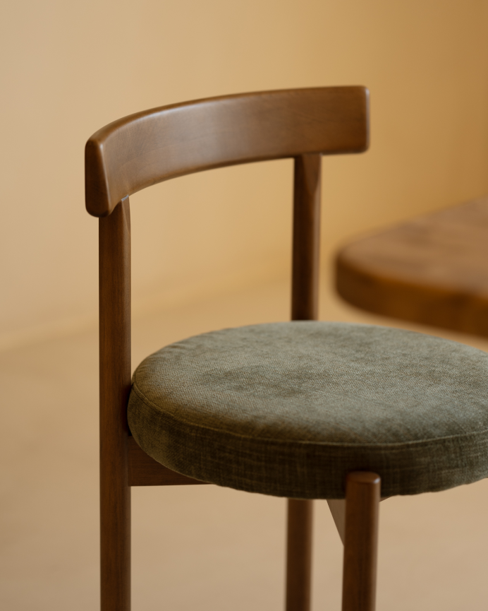 Silla de madera de haya con asiento tapizado color verde de 75x38cm