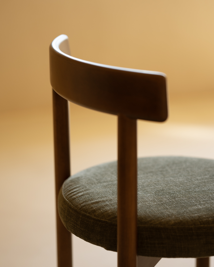 Silla de madera de haya con asiento tapizado color verde de 75x38cm