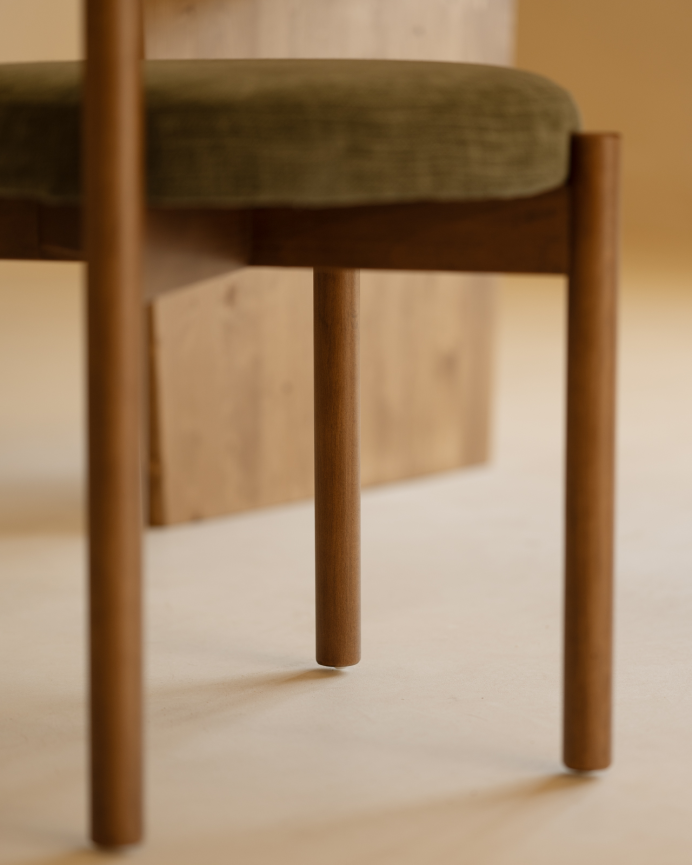 Silla de madera de haya con asiento tapizado color verde de 75x38cm