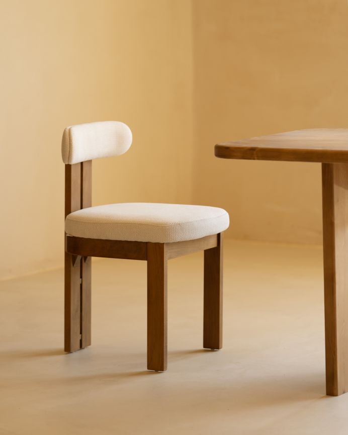 Silla de madera de haya tapizada en color blanco de 77x42cm