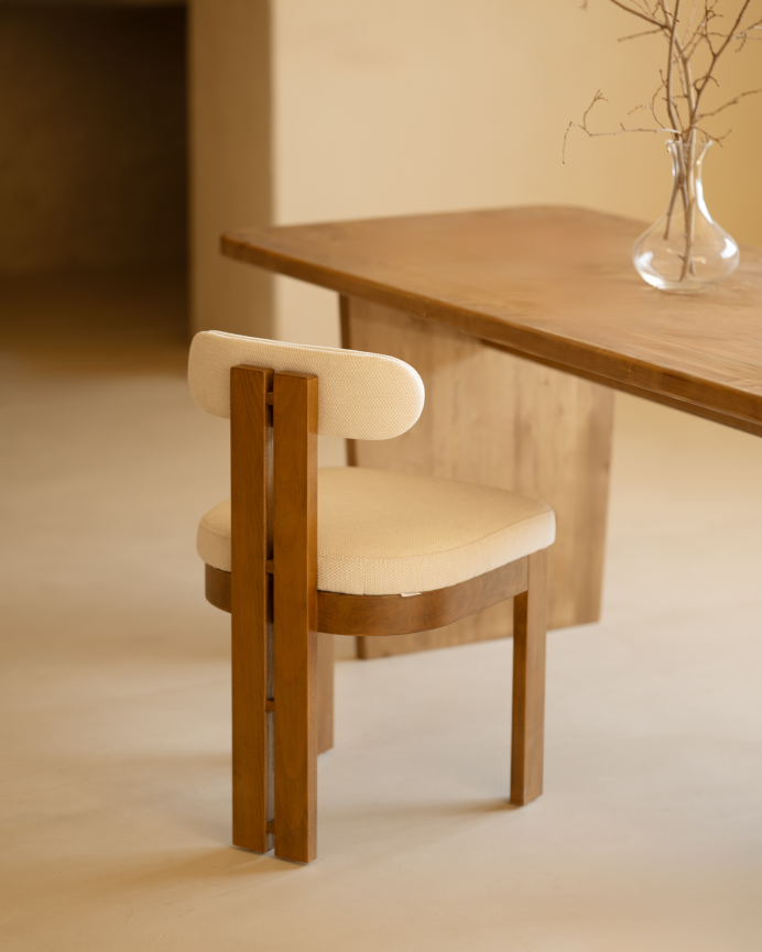 Silla de madera de haya tapizada en color blanco de 77x42cm
