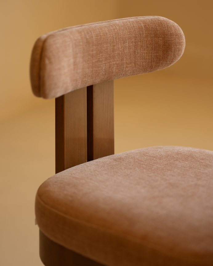 Silla de madera de haya tapizada en color rosa de 77x42cm