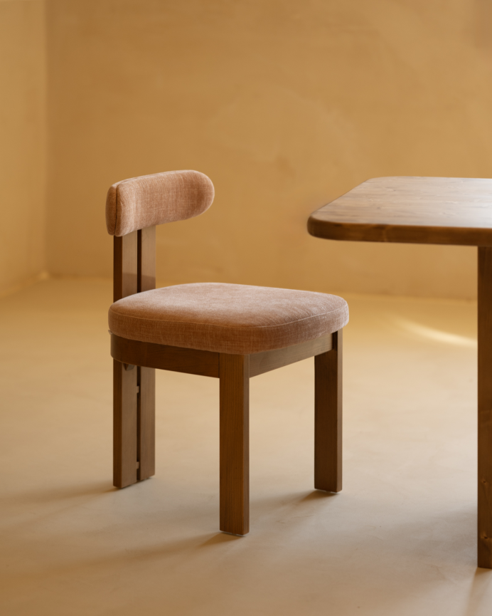 Silla de madera de haya tapizada en color rosa de 77x42cm