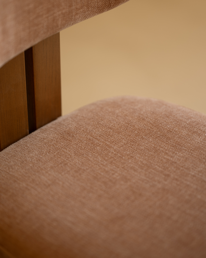 Silla de madera de haya tapizada en color rosa de 77x42cm