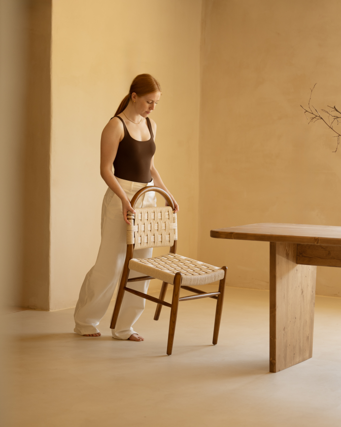 Silla de madera de olmo en tono roble oscuro y asiento trenzado de cuerda color blanco de 87x47cm