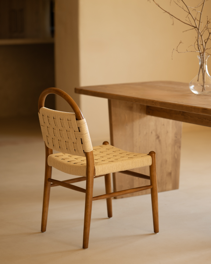 Silla de madera de olmo en tono roble oscuro y asiento trenzado de cuerda color blanco de 87x47cm
