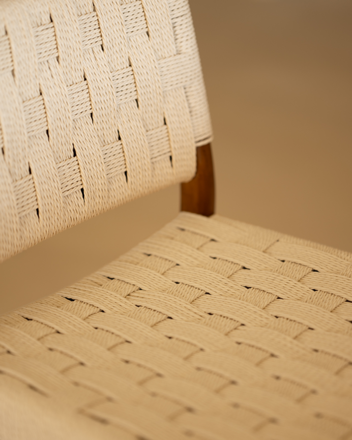 Silla de madera de olmo en tono roble oscuro y asiento trenzado de cuerda color blanco de 87x47cm