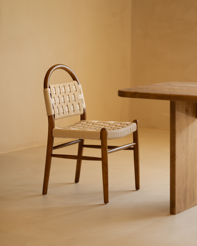 Silla de madera de olmo en tono roble oscuro y asiento trenzado de cuerda color blanco de 87x47cm