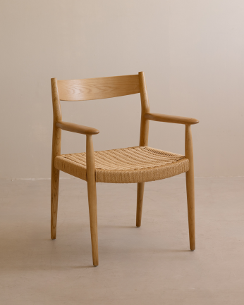 Silla de madera de olmo y asiento trenzado de cuerda en tono natural de 78x54cm