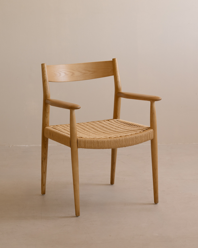 Silla de madera de olmo y asiento trenzado de cuerda en tono natural de 78x54cm